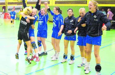 Riesenjubel nach dem Meistertitel: Trainerin Marion Mendel (l.) umarmt freudetrunken ihre Schützlinge.