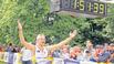 Bild: Die Siegerhände zum Himmel: Lokalmatador Per Bittner gewinnt erstmals den LVB-Triathlon, dazu in neuer Streckenbestzeit.