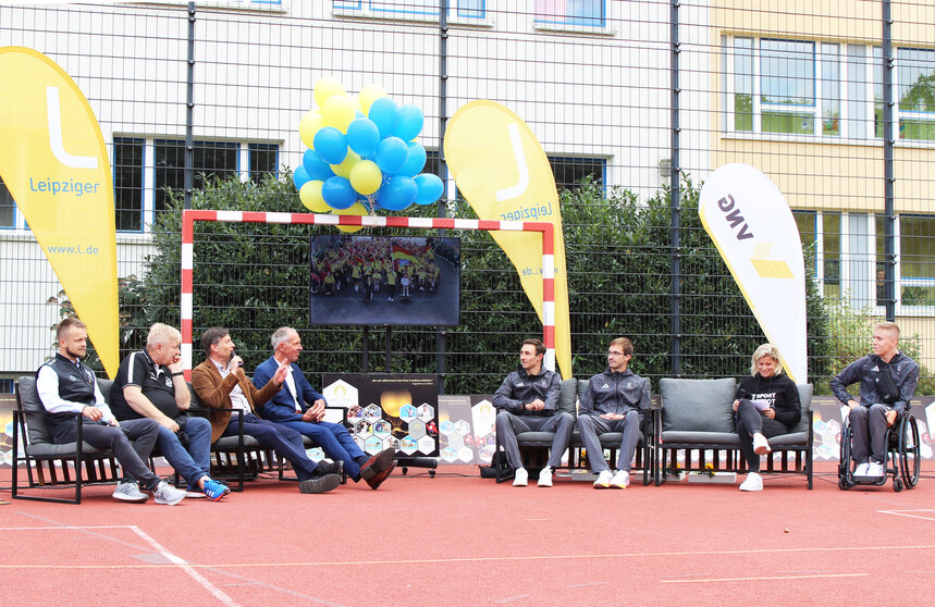 Foto: Leipziger Paraathleten beim feierlichen Empfang am 12.09.2024 am Landessportgymnasium Leipzig.