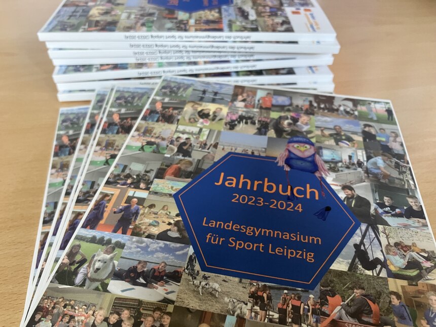 Foto: Exemplare des neuen Spogy-Jahrbuchs 2023-24.