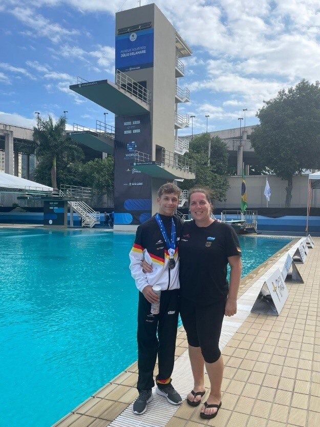 Foto: Silbermedaillengewinner Louis Förster mit seiner Trainerin Maria Hoppe bei der JWM 2024 in Rio de Janeiro.